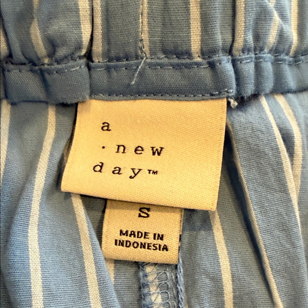 A New Day Blue & White Striped Pull On Shorts Size Small Casual Summer - Picture 4 of 5